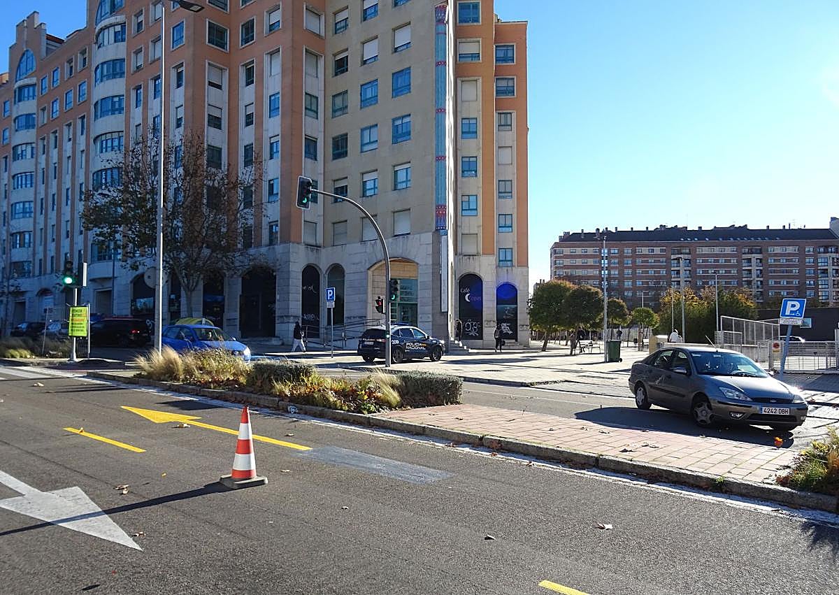 Imagen secundaria 1 - Arriba, el cartel que advierte de que pasan vehículos en los dos sentidos ante el colegio Francisco Pino. Debajo, a la izquierda, un coche dando la vuelta para salir del tramo cortado de Hernando de Acuña. Debajo, los separadores que indican el corte en la parte alta de la calle.