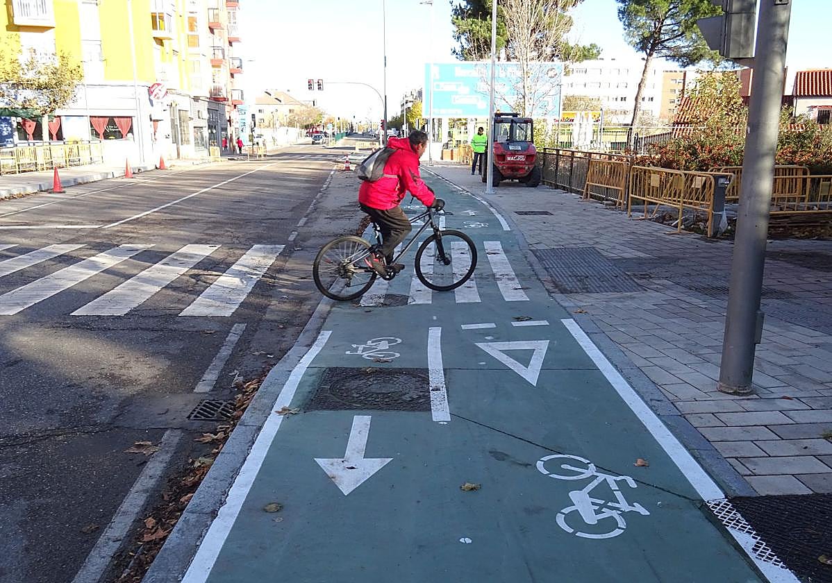 Un ciclista cruza la calzada por el nuevo carril bici del ampliado puente de la Tía Juliana que une Pajarillos y Pilarica.