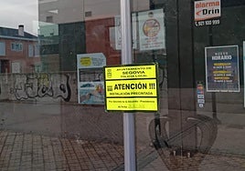 Cartel que informa del cierre de la bolera de Segovia.