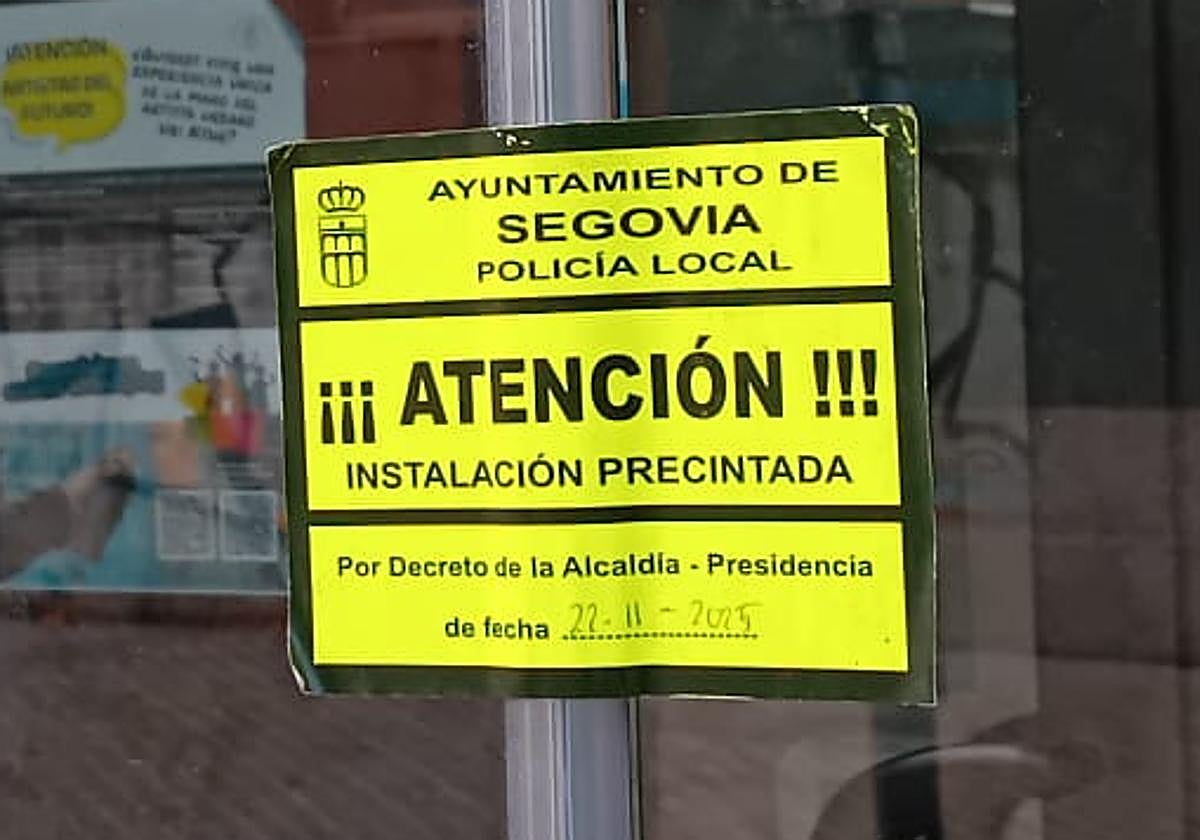Cartel que informa del cierre de la bolera de Segovia.