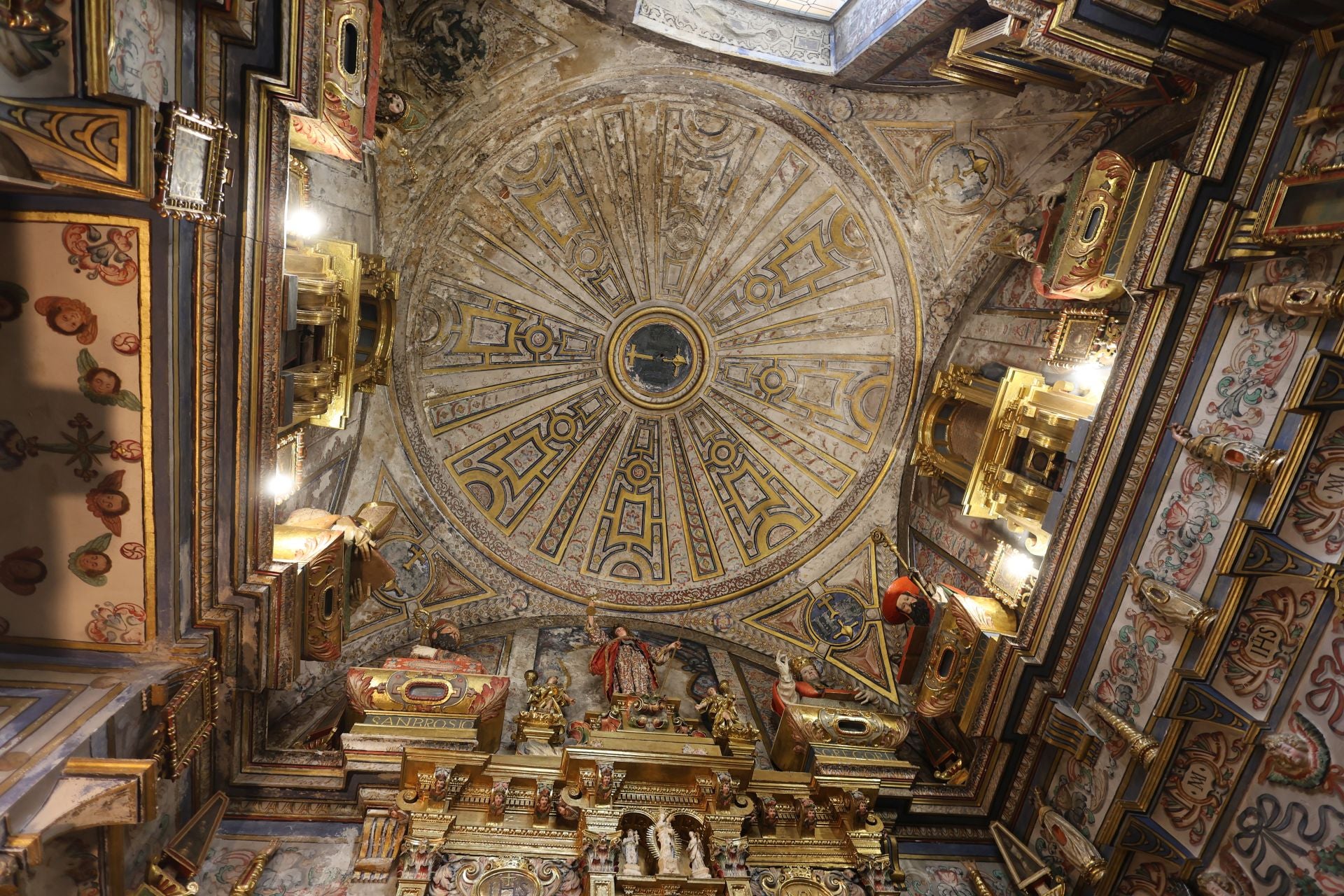 La capilla relicario de San Miguel y San Julián, al detalle