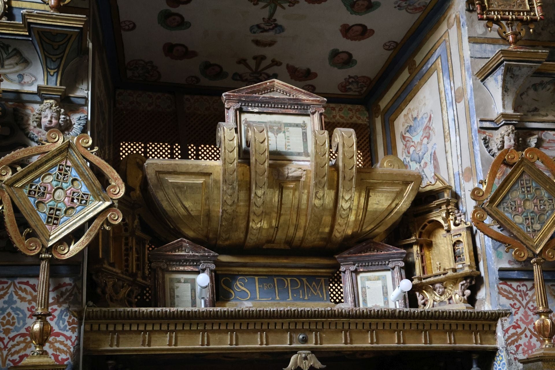La capilla relicario de San Miguel y San Julián, al detalle