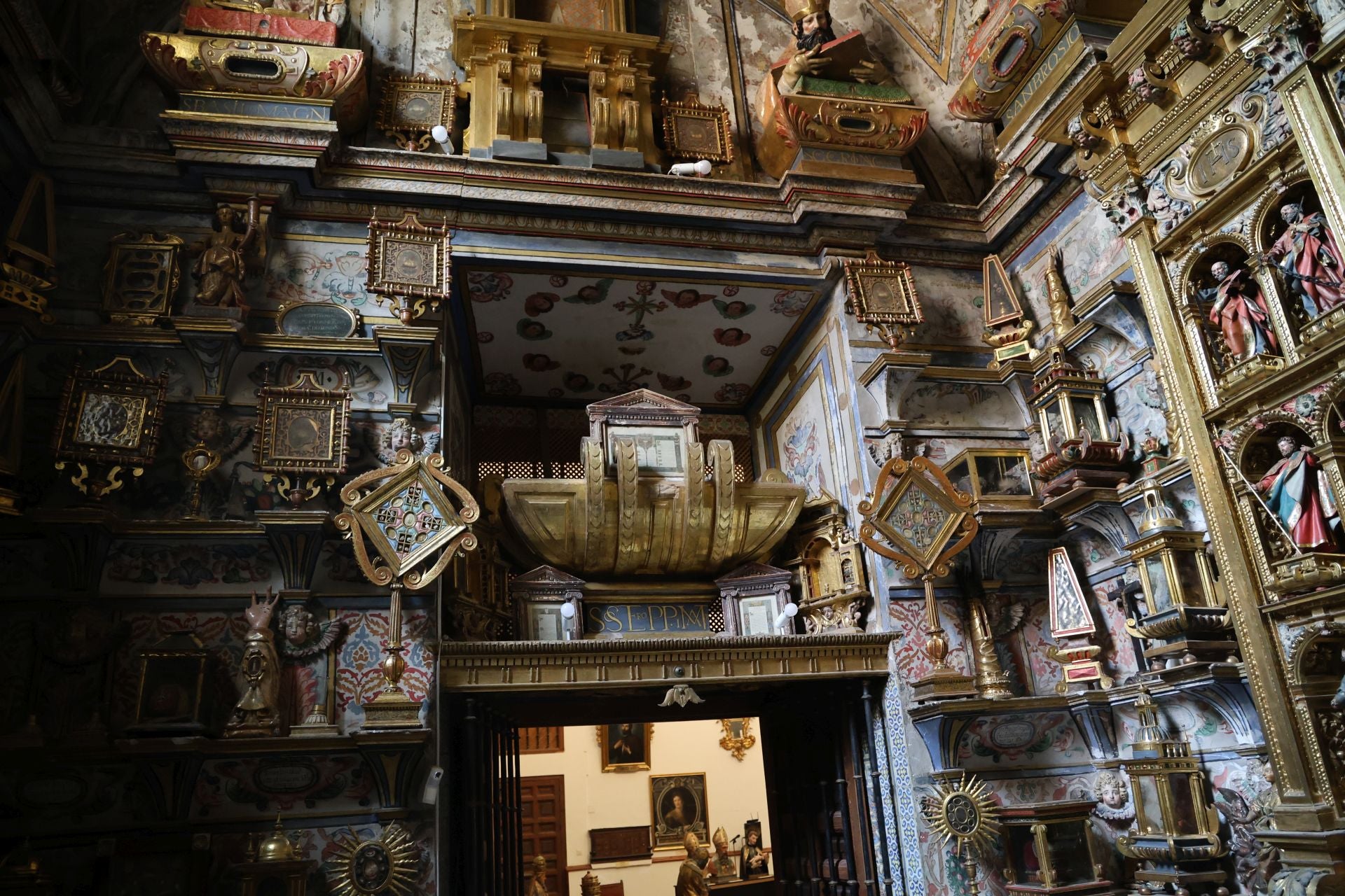 La capilla relicario de San Miguel y San Julián, al detalle