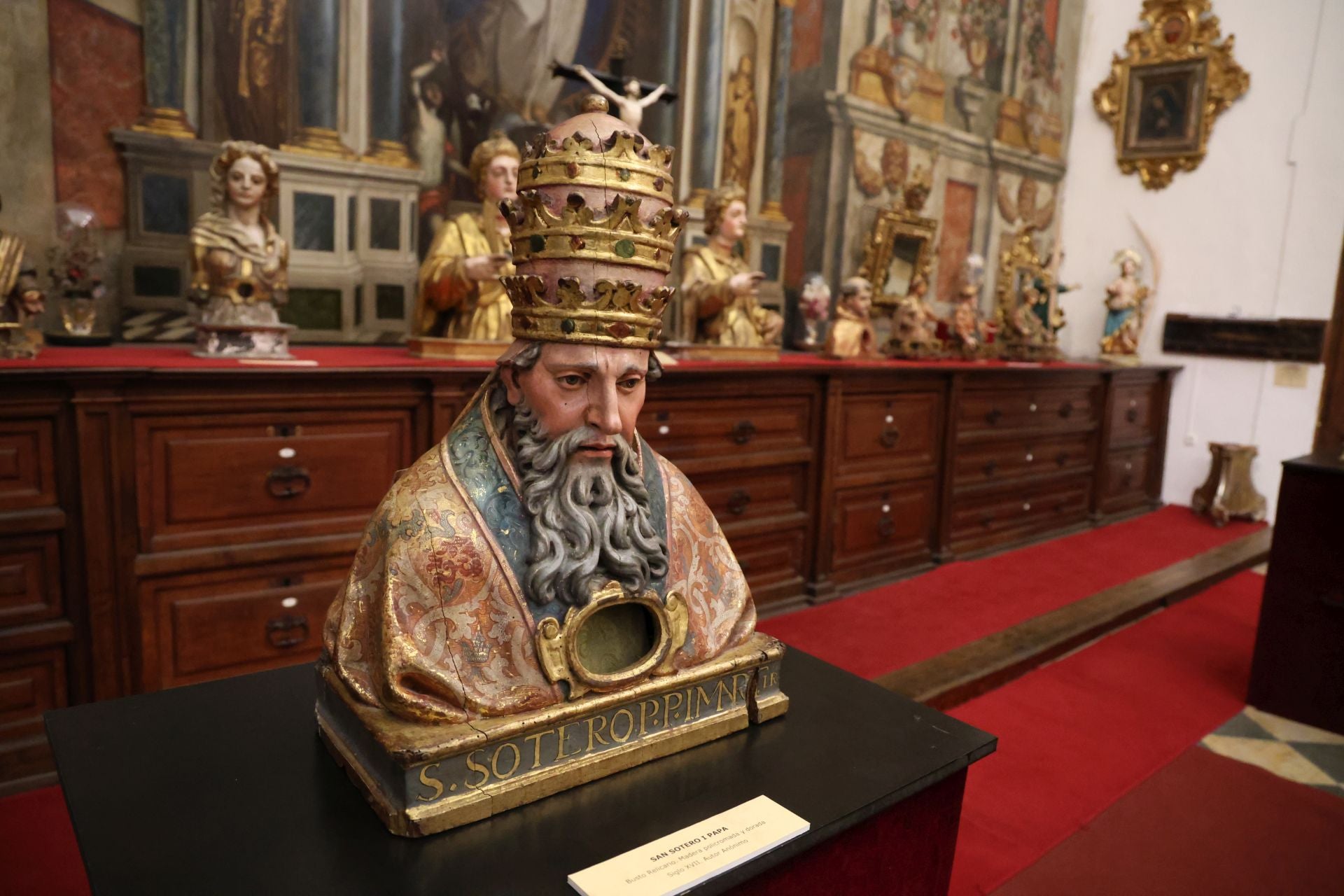 La capilla relicario de San Miguel y San Julián, al detalle