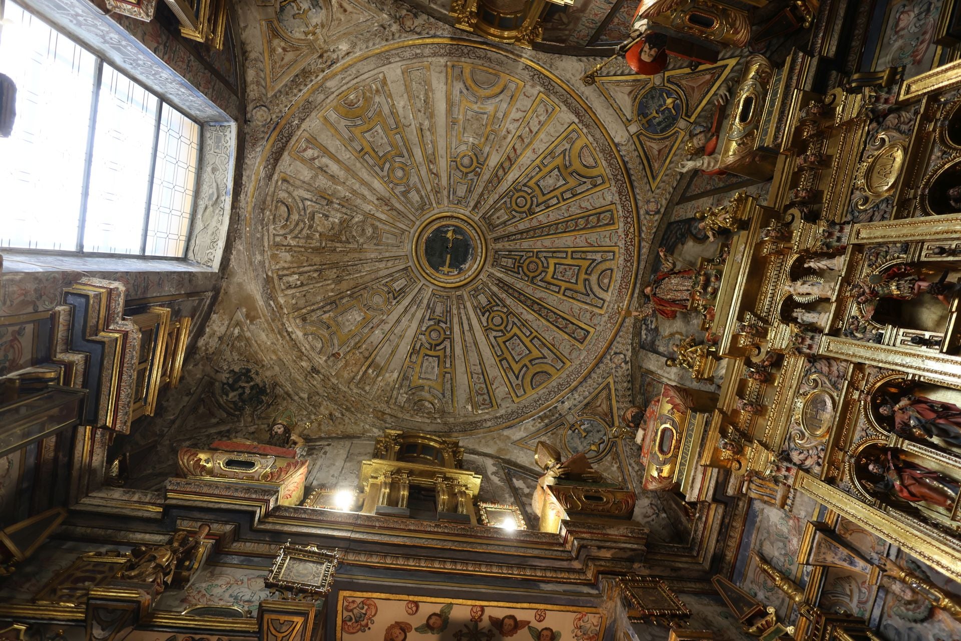 La capilla relicario de San Miguel y San Julián, al detalle