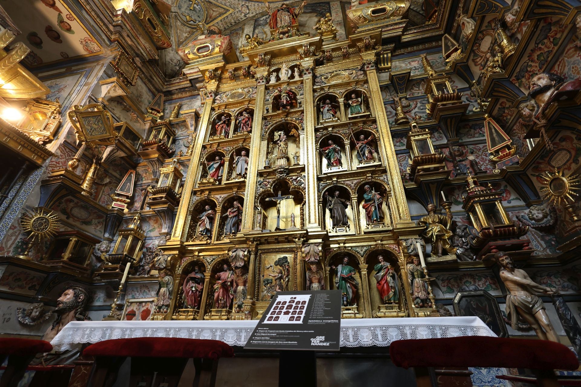 La capilla relicario de San Miguel y San Julián, al detalle