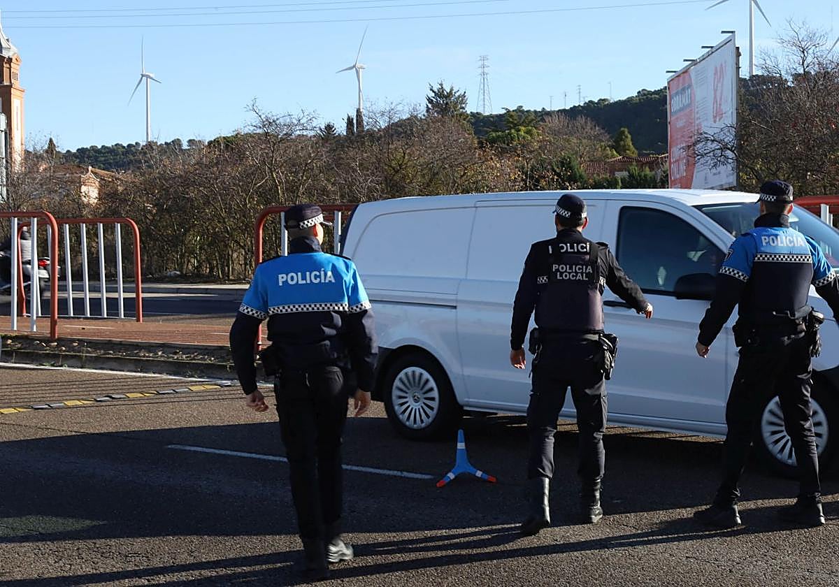 La Policía indica a una furgoneta que pare para su control, ayer en la avenida de Andalucía, cerca de Hospitalarias.