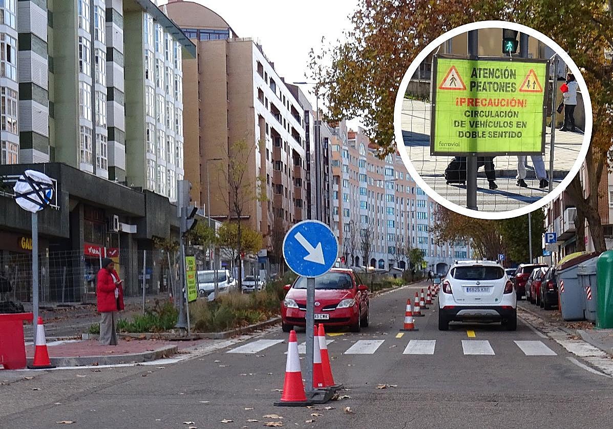 Carril bidireccional en la calle Hernando de Acuña por las obras de la red de calor y cartelería (en detalle), junto al colegio Francisco Pino, advirtiendo a los peatones de la situación.