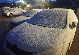 Coches cubiertos de nieve en la localidad palentina de Aguilar de Campoo el pasado viernes.