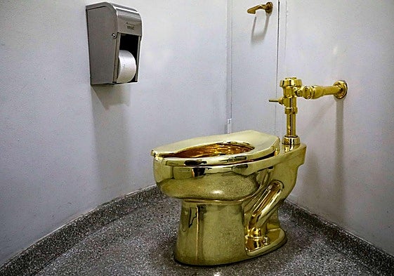 'América', el retrete de oro que el Museo Guggenheim de Nueva York ha ofrecido a los Trump.