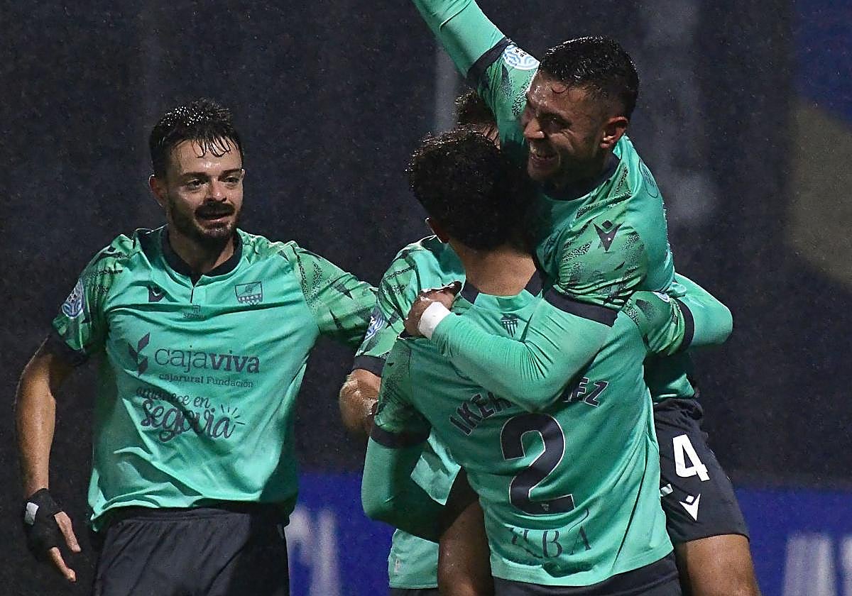 Los jugadores de la Segoviana celebran el gol que les dio la victoria el domingo en Galicia ante el Deportivo Fabril.