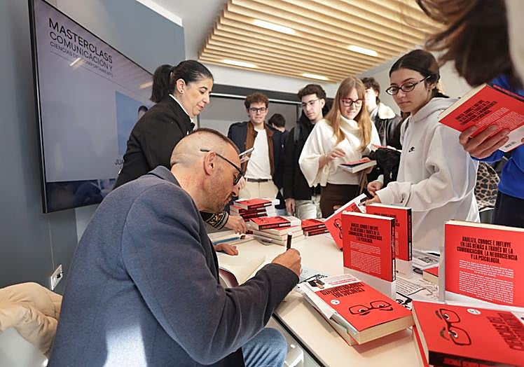 García también tuvo ocasión de firmar libros entre los asistentes.