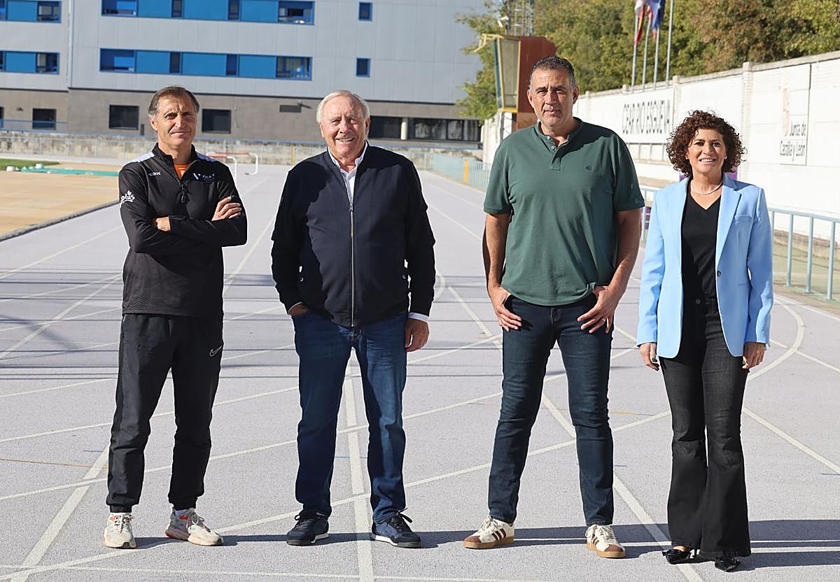 El atleta Isaac Viciosa, el exseleccionador de ciclismo Javier Mínguez, el entrenador de balonmano David Pisonero y la atleta Mayte Martínez, en las instalaciones deportivas Río Esgueva.