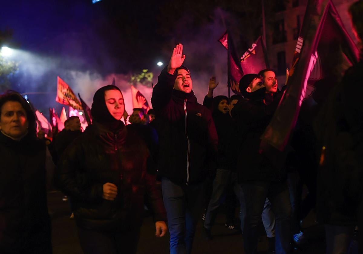 Un grupo de falangistas durante una manifestación para conmemorar el 20-N, en Madrid.