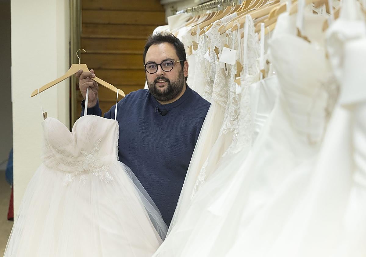 Imagen principal - Alejandro Maíllo en su atelier de la calle López Gómez de Valladolid. 