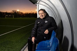 Eusebio Sacristán posa en los campos de la RFCYL en Arroyo de la Encomienda.