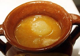 Pucherito con un guiso de patatas.