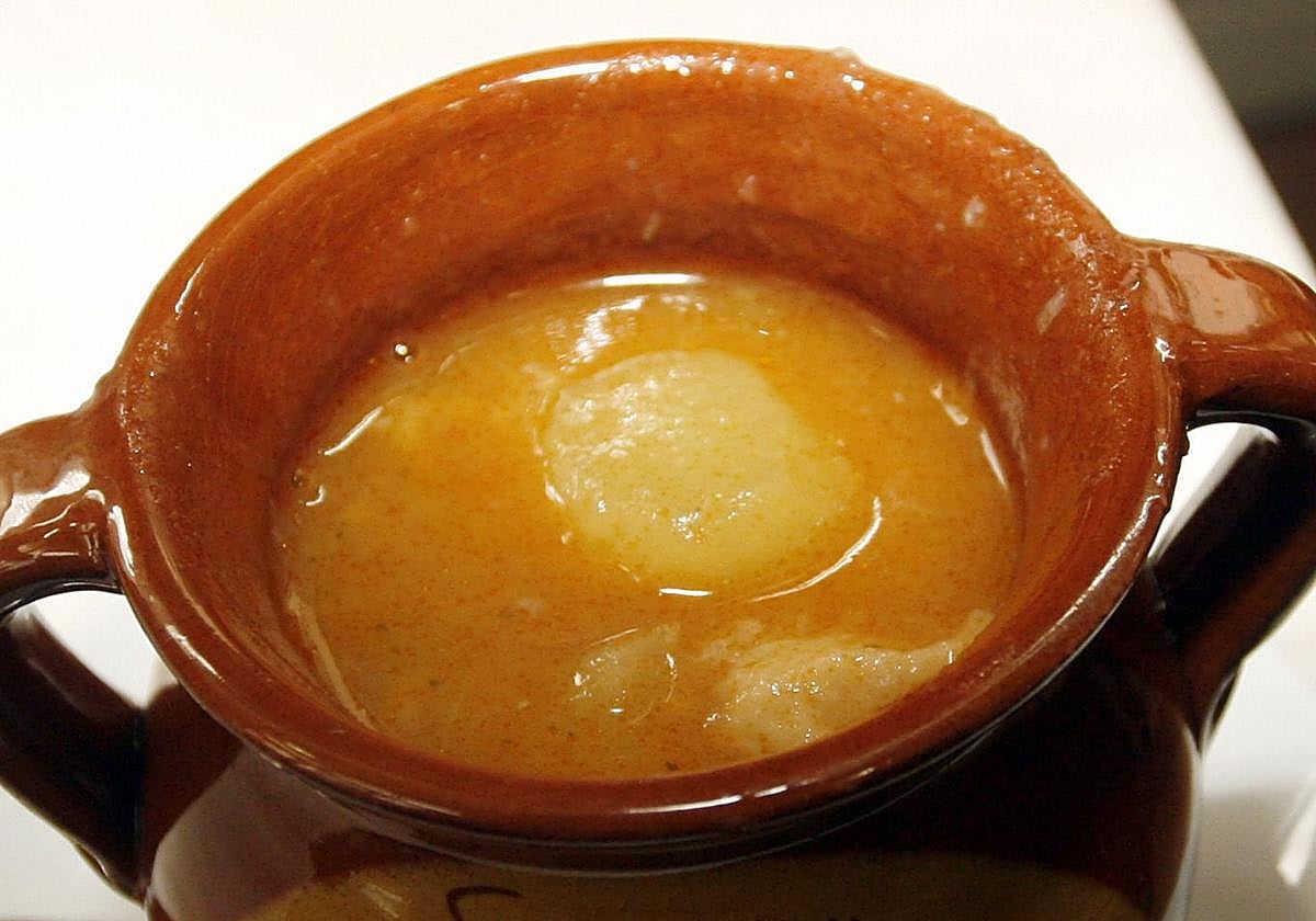 Pucherito con un guiso de patatas.