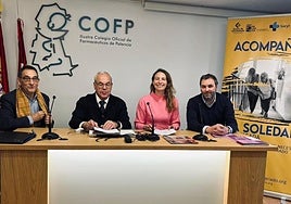 Ana Deza y José Luis Nájera, del Colegio de Farmacéuticos, con responsables de Cosocial, en la firma del convenio.