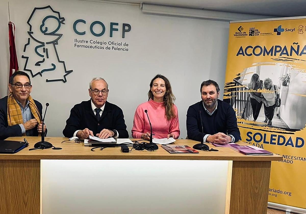 Ana Deza y José Luis Nájera, del Colegio de Farmacéuticos, con responsables de Cosocial, en la firma del convenio.