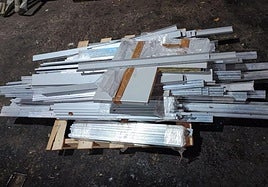Listones de aluminio robados de la obra.