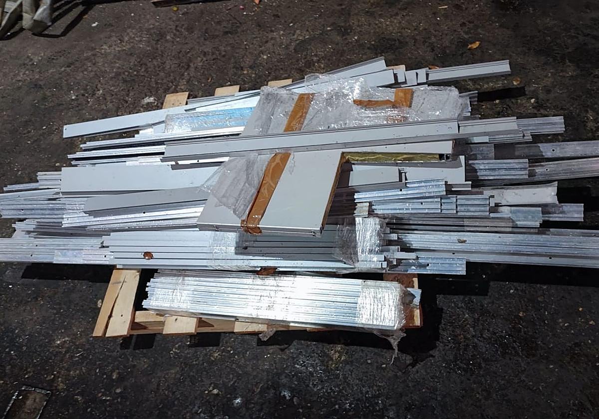 Listones de aluminio robados de la obra.
