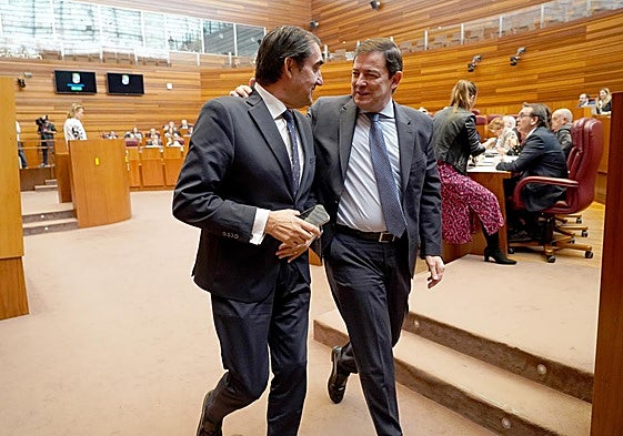 Alfonso Fernández Mañueco y Juan Carlos Suárez-Quiñones, ayer en la segunda jornada del Pleno.