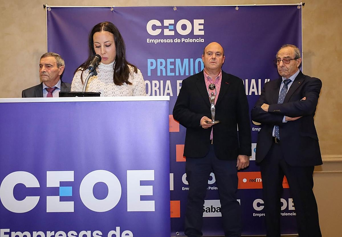 Elena Lesmes agradece la concesión del premio en nombre de todos sus familiares.