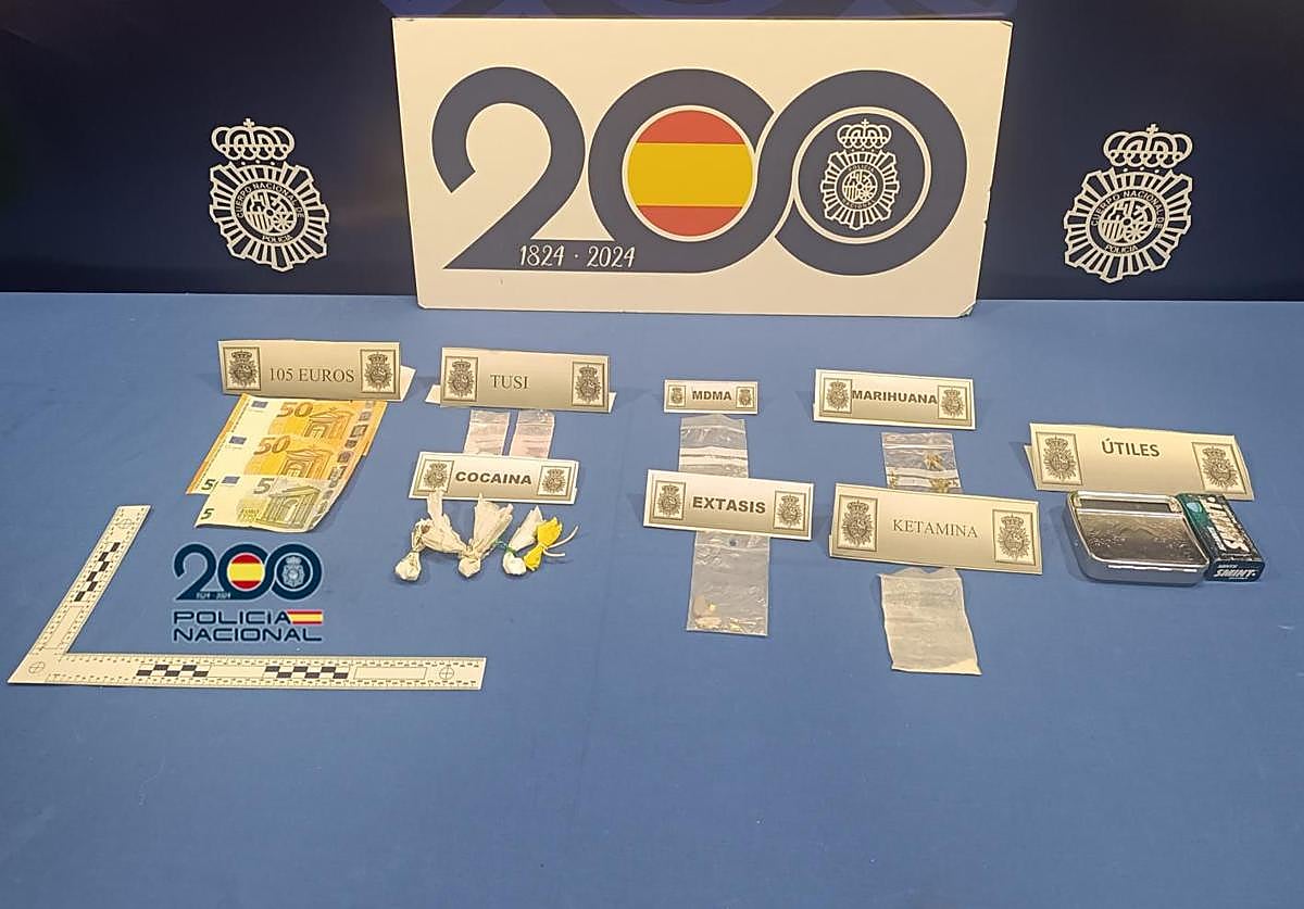 Sustancias estupefacientes, dinero y útiles intervenidos por la Policía Nacional.