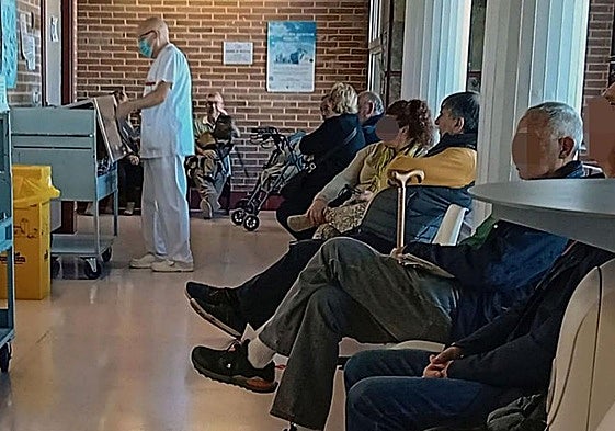 Pacientes en una sala de espera aguardan entrar en consulta con el especialista.