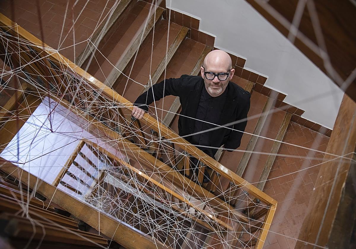 David Goodman, decano de la IE School of Architecture and Desig, junto a los hilos de Daniel Canogar en las escaleras del Palacio de Mansilla.
