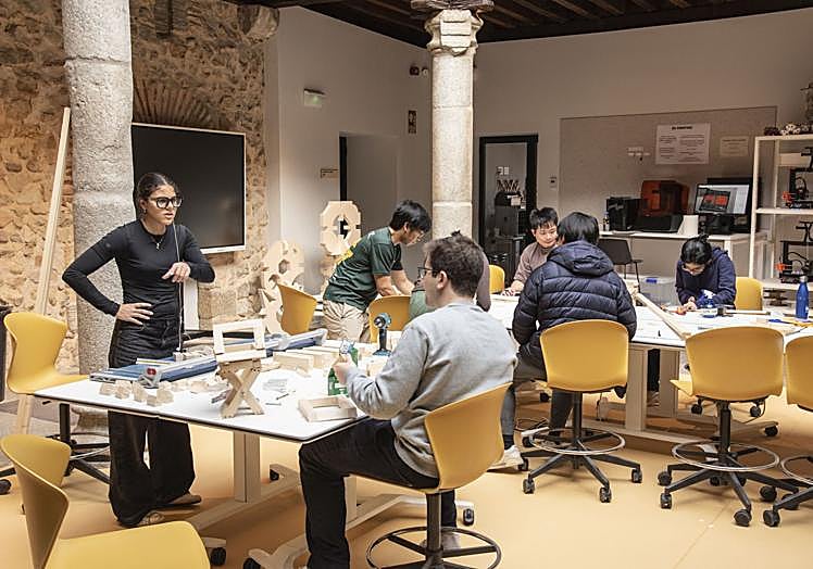 Un grupo de estudianes en las instalaciones del Palacio.