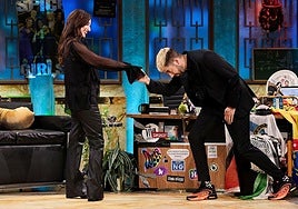 Luz Casal con David Broncano en 'La Revuelta'.