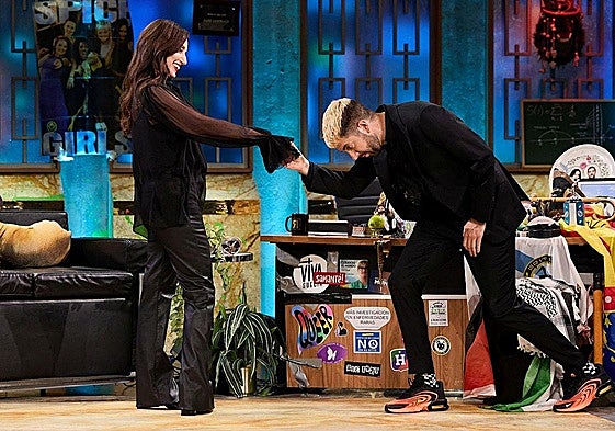 Luz Casal con David Broncano en 'La Revuelta'.