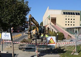 Trabajos para reparar la avería en la calle Dámaso Alonso.