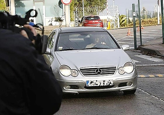 Triana deja la prisión en el coche.