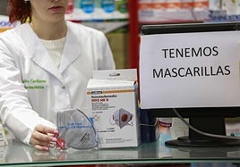 Una farmacia anuncia la venta de mascarillas en una imagen de archivo.
