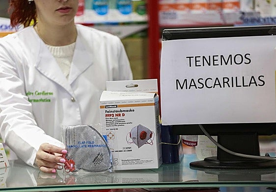 Una farmacia anuncia la venta de mascarillas en una imagen de archivo.