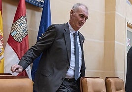 José Mazarías toma asiento en el salón de plenos del Ayuntamiento de Segovia.