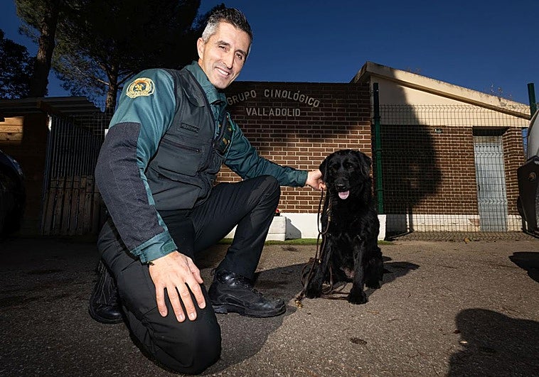 El cabo Jesús, con su perra Gilda, en las dependencias de San Isidro de la Guardia Civil.