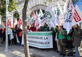 Concentración de sindicatos educativos ante la Delegación de la Junta.