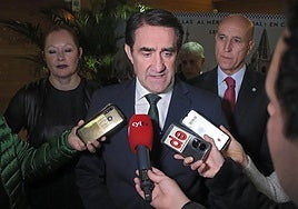 El consejero de Medio Ambiente, Juan Carlos Suárez-Quiñones, atiende a los medios de comunicación hace unos días.