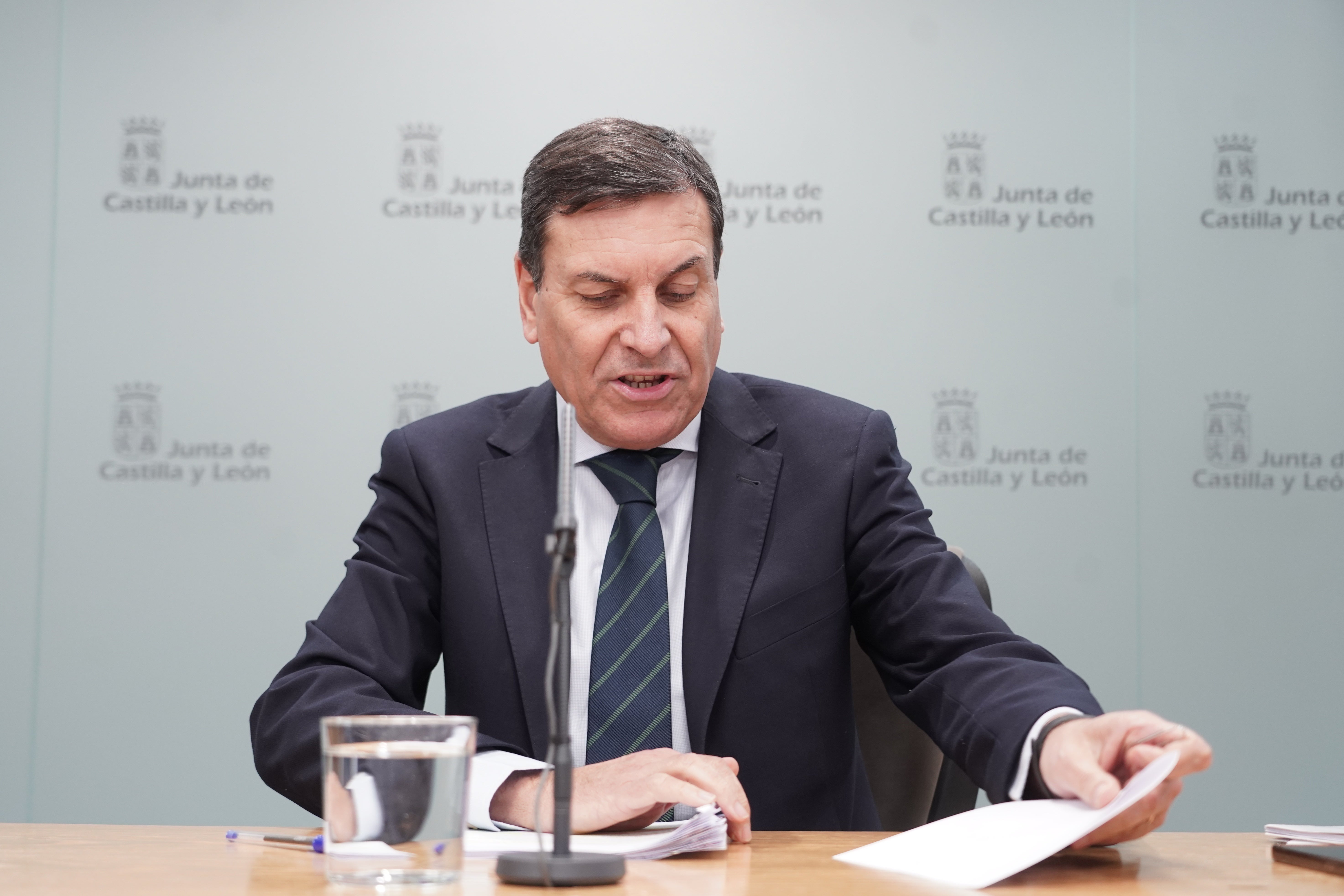 El Consejero de Economía y Hacienda y portavoz, Carlos Fernández Carriedo, comparece en rueda de prensa posterior al Consejo de Gobierno.