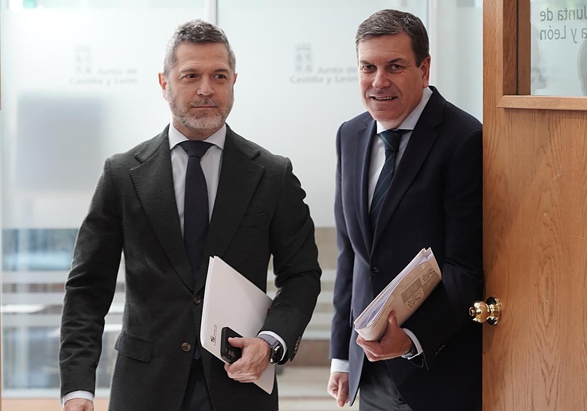 Fernández Carriedo (drcha.) y el director general de Comunicación, Julio López.