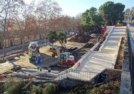 Los operarios trabajan en la construcción de la escalinata que unirá la calle Canal con la Cuesta de la Maruquesa por la carretera de Fuensaldaña.