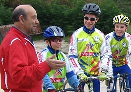 Ángel García dialoga con los ciclistas de uno de sus equipos cadetes junto al Canal de Castilla