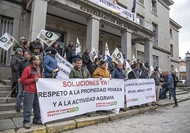 Protesta de los ganaderos delante de la Subdelegación del Gobierno.