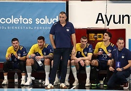 Pisonero sigue ls evoluciones del último partido ante Granollers.