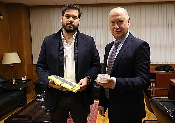 Eduardo Santiago y Fernando Alonso, con la baliza V-16 y un chaleco reflectante.