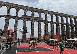 Celebración del evento deportivo 3x3 Basket Street jundo al acueducto.